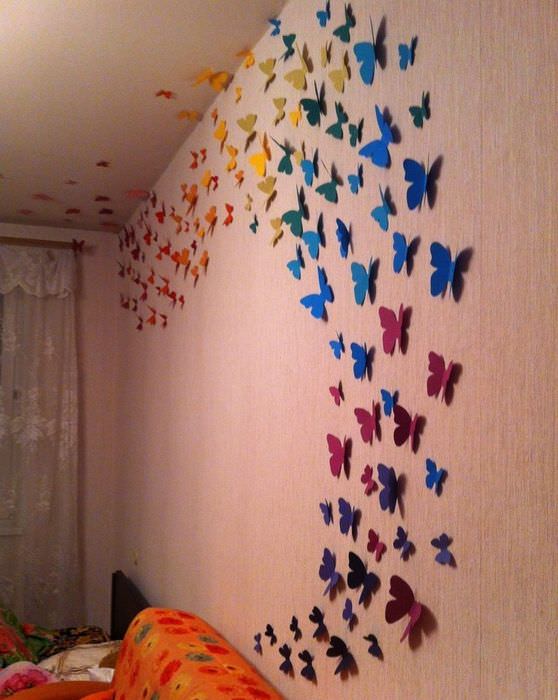 Бумажные бабочки на стене гостиной