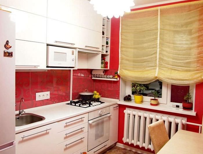 Дизайн небольшой кухни в красно-белом цвете