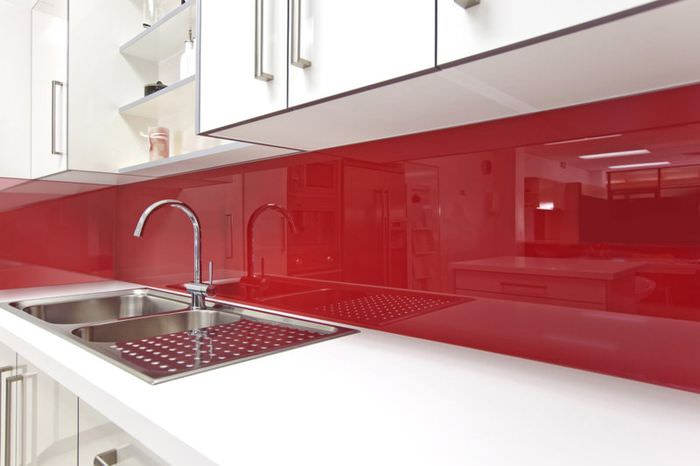 Акриловый фартук красного цвета в белой кухне