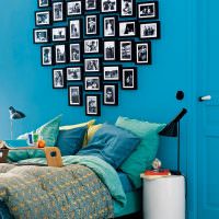 Синяя стена с любимыми фотографиями