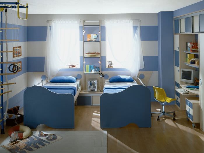 Синие детские кровати в общей комнате