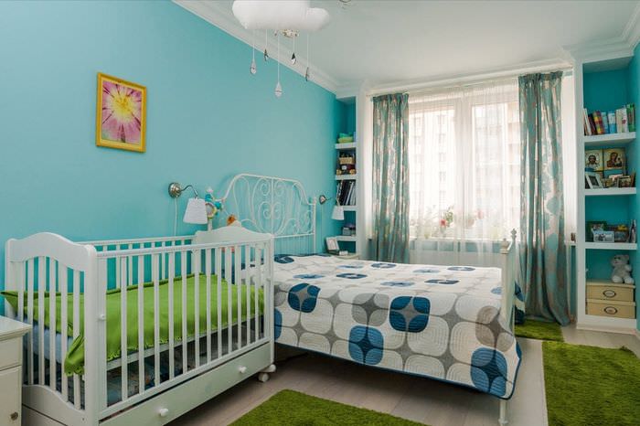 Кроватка для новорожденного в комнате с голубыми стенами