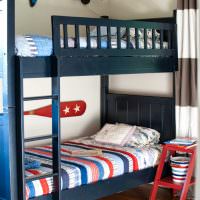 Темно-синяя кровать в два яруса для мальчиков
