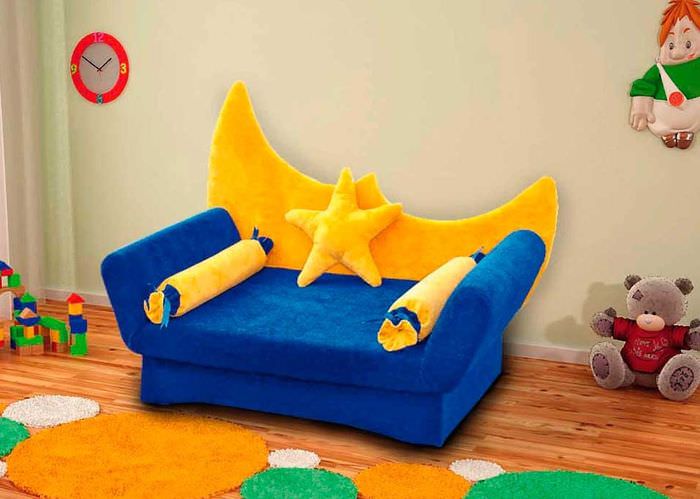 Сине-желтый диван в детской комнате