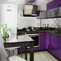 Кухонный гарнитур с фиолетовыми фасадами