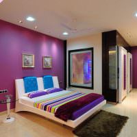 Фиолетовые обои под покраску в оформлении спальни