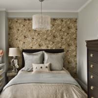 Дизайн узкой спальни с цветочными обоями