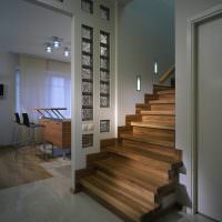 Дизайн коридора с деревянной лестницей