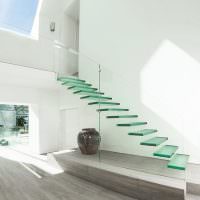 Дизайн современного холла со стеклянной лестницей
