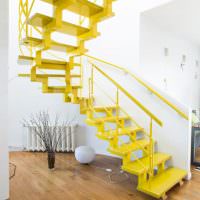 Желтая лестница винтовой конструкции