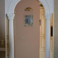 Античные колонны в дверном проеме