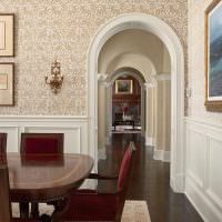 Дверной проем в гостиной классического стиля