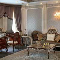 Диван-софа в интерьере классической гостиной