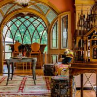 Элементы готического стиля в интерьере гостиной частного дома