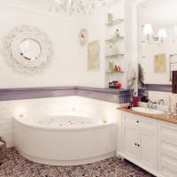 Большое зеркало в светлой ванной