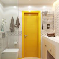 Желтая дверь в интерьере совмещенной ванной комнаты
