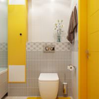 Акценты желтого цвета в современном туалете