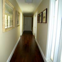 Темно-коричневый пол в коридоре со светлыми стенами