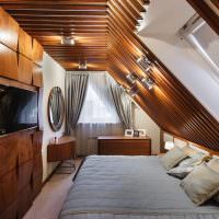 Деревянная отделка спальни в мансарде загородного дома