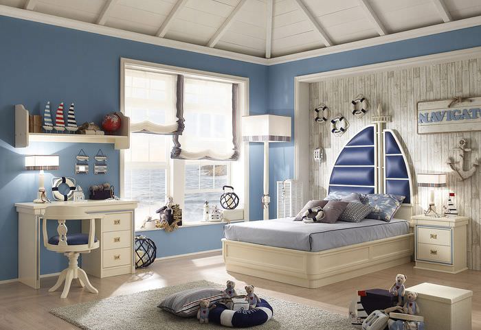 Интерьер детской комнаты с синими стенами