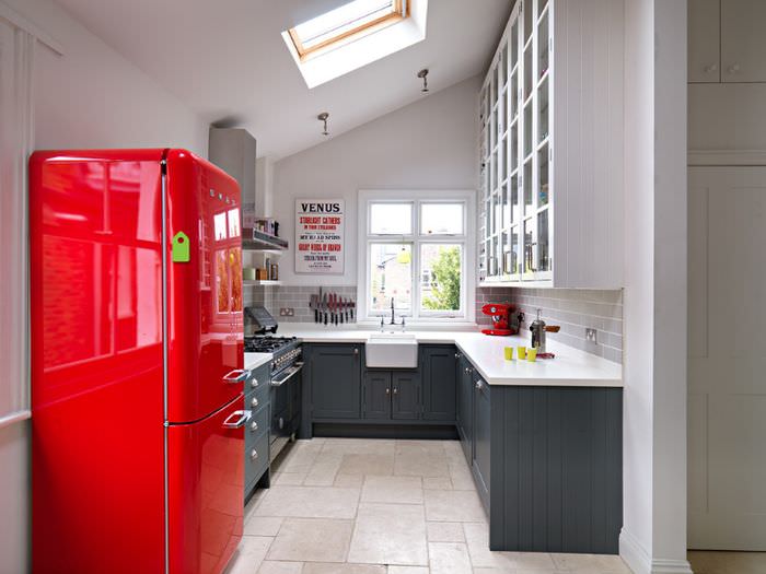 Глянцевая поверхность красного холодильника в ретро стиле