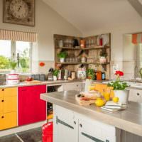 Желтый и красный цвета на кухне частного дома