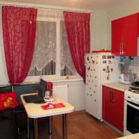 Красные шторы в интерьере маленькой кухни
