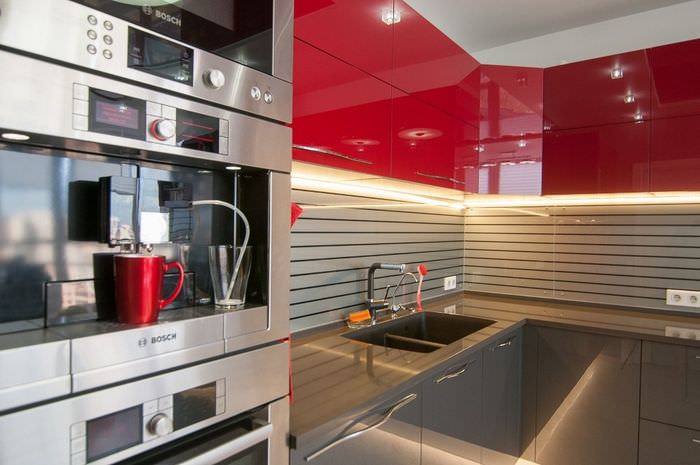 Красный цвет в интерьере кухни стиля хай-тек