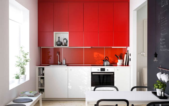 Кухонная мебель с красными дверцами