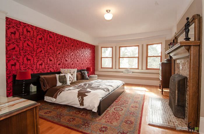 Стена с красными обоями в просторной спальне