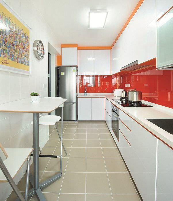 Красный глянцевый фартук в белой кухне