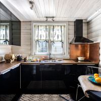 Кухня с черной мебелью в деревянном доме