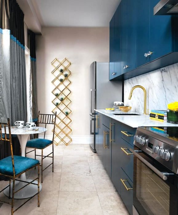 Дизайн узкой кухни с синими шкафами
