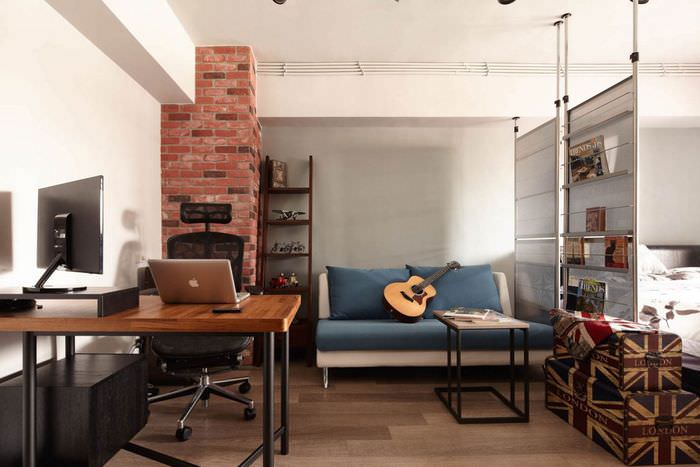 Столик для ноутбука в квартире-студии стиля лофт