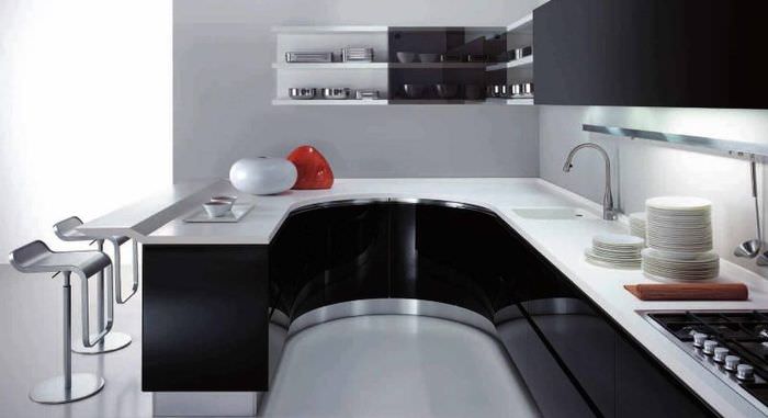 С-образный кухонный гарнитур в стиле хай-тек