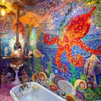Яркая мозаика на стене ванной комнаты