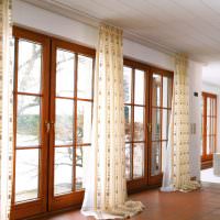 Панорамные окна гостиной с деревянными рамами