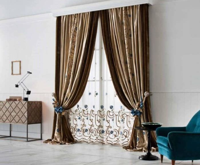 Темные итальянские шторы в светлой гостиной