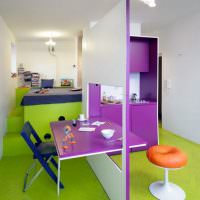 Дизайн комнаты с зеленым полом
