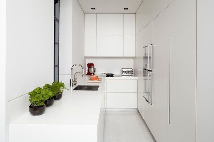 Параллельная планировка вытянутой кухни в стиле минимализма