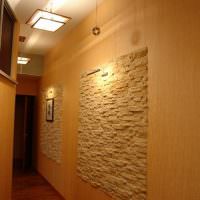 Панно из природного камня на стене коридора