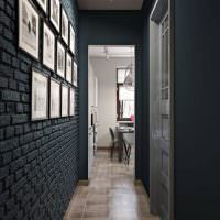 Кирпичная стена коридора темно-серого цвета