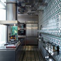 Керамическая мозаика на полу кухни