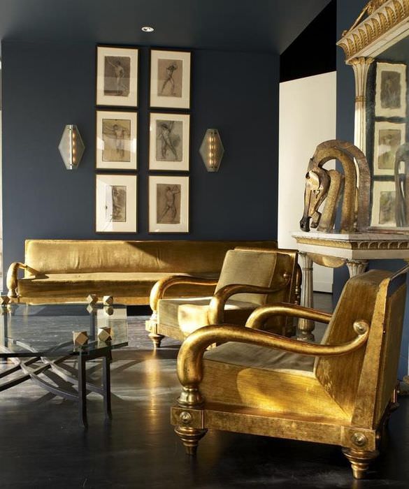 Мебель с золотой отделкой в гостиной египетского стиля
