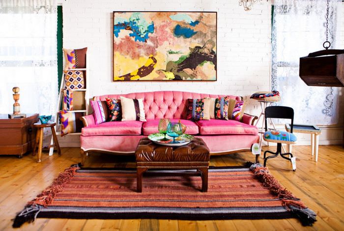 Розовый диван в комнате дачного дома в стиле бохо