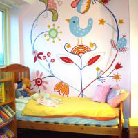 Роспись стены акварелью над детской кроваткой