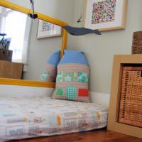 Декоративная подушка на матрасе в детской комнате