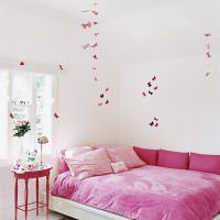 Розовые бабочки в белой детской комнате