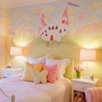 Сказочный замок на стене комнаты для девочки
