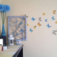 Декор стены детской нарисованными бабочками